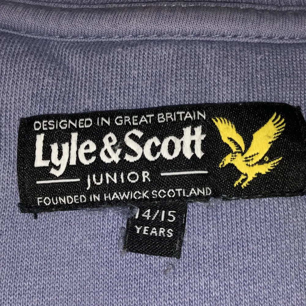 Säljer min fina Lyle & Scott sweatshirt. Bra skick. Storlek 14/15 years, storleken motsvarar ungefär Xs/S. Hör av dig vid minsta lilla fundering☺️👍. Tröjor & Koftor.