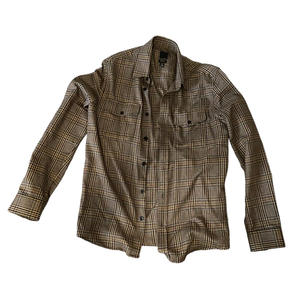 Knappt använd overshirt tröja från H&M, perfekt overshirt till sommaren   Stlk S passar även M perfekt     . Hoodies.