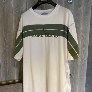 Stone island t shirt - Stone island t shirt i storlek L Qr kod. Skick 8.5/10 Köparen står för frakt 📦 