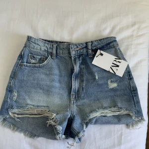 zara shorts - Säljer mina snygga zara shorts då de aldrig kommit till användning. Helt oanvända med prislapp kvar. Skriv för fler bilder eller frågor!😇