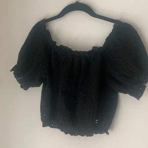 Svart sommar top - En svart sommar topp från Bik bok i storleken S 
