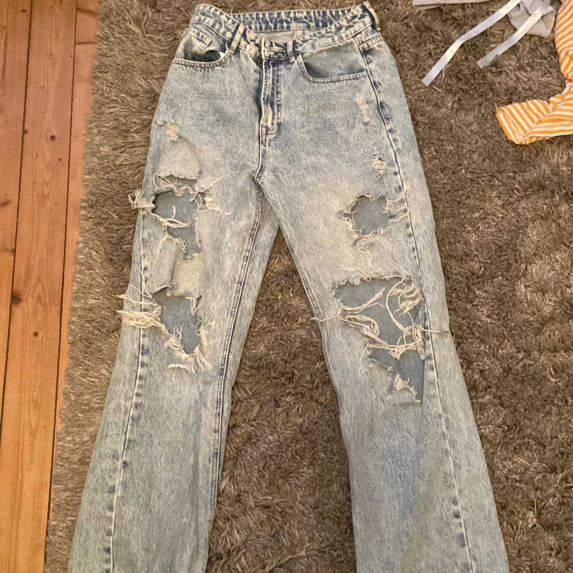 ljusblå trasiga jeans 