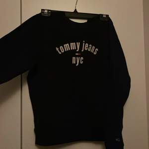 Helt ny Tommy jeans sweatshirt som aldrig användts, fint skick. 