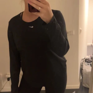 Nike träningströja - Säljer denna träningströja från Nike, sparsamt använd 