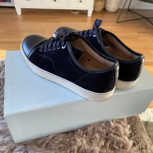 Lanvin skor - Jag säljer nu dessa jätte snygga lanvin skorna för att dom inte passade mig. Dem är i riktigt bra skick nästan ny skick det är bara lite smuts under skorna. dem är typ i nyskick nästan, jag skulle säga att dem är 8/10 i skick.  Box och dustbag ingår