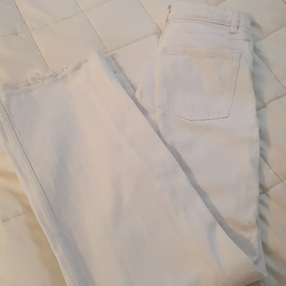 Jette fina vita jeans i nysick. I rak modell och högmidjade. Dom är jette finna och passar perfeckt till somaren men har tyvär vuxigt ur dom . Jeans & Byxor.