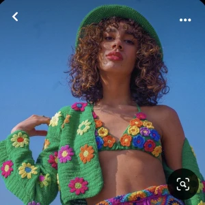 Topp - En handgjord virkat bh-topp perfekt till sommaren! Tyvärr passar den inte mig som är vanligtvis S i storlek. Fint detaljerad och trendig, rekommenderar stark. Inspo från första bilden.