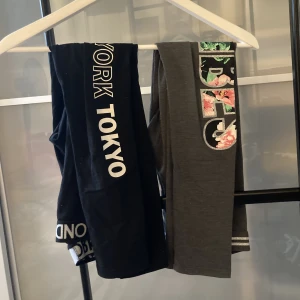 Träningsbyxor/tights - Så fina träningsbyxor med text vid sidan av benen💗 Skriv vilken ni är intresserade av för mer bilder🌸 • 120kr för de svarta • 200kr för de gråa  • 300kr för båda