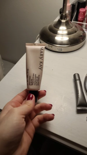 Mary kay  - Säljer denna mary kay primer som är halvfull då jag inte riktigt gillar den längre köparen står för frakten 💕📦
