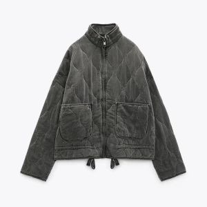 Zara jacka - Intressekoll på denna skitsnygga jacka från Zara i nyskick. Skriv för fler bilder o frågor. Köparen står för frakten💕