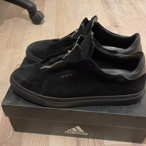 Svarta Arigato skor med zip, fortfarande i bra skick. Använd ett par gånger men som sagt fortfarande i bra skick och inga stora skråmor. Säljes pga av storlek.