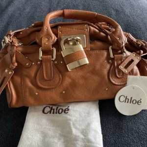 Chloé Paddington bag   - Säljer min chloé Paddington väska, har äktighets bevis. Väskan är i bra skick, låset har få diffekter. köpte för 4000 säljer för 2000🩷 Kan mötas upp i Stockholm, eller posta🩷 Första och sista bilderna är lånade, skriv för fler bilder!