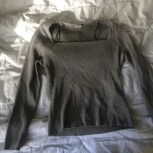Säljer min gråa tröja ifrån h&m. Ganska använd men ren