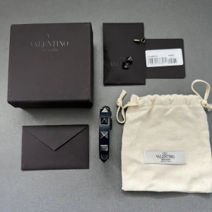 Valentino armband - Valentino rockstud bracelet i mörkblå färg samt silvriga nitar. Sjukt populärt armband, både färgmässigt men även modellmässigt. Armbandet är använt cirka 10 gånger och är i väldigt bra skick. 8,5/10, inga tydliga flaws utan endast general wear. 