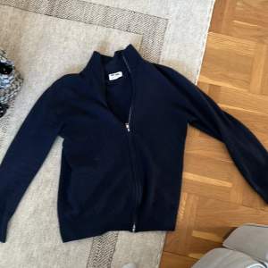 Soft Goat full zip tröja Färg mörkblå  köpt i Stockholm  storlek S  bra skick och är använd bara få par gånger Villig att gå lägre