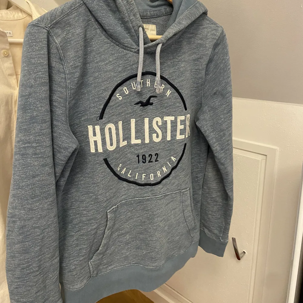 Hejsan! Jag säljer min fina Hollister hoodie. Jag säljer den pågrund av att jag har växt ur den.😊. Hoodies.