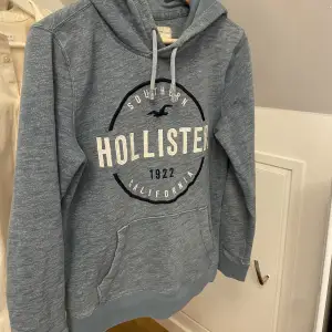 Hejsan! Jag säljer min fina Hollister hoodie. Jag säljer den pågrund av att jag har växt ur den.😊