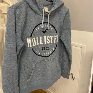Hejsan! Jag säljer min fina Hollister hoodie. Jag säljer den pågrund av att jag har växt ur den.😊