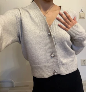 Söt stickad cardigan - Créme vit cardigan med knappar. Från H&M. 