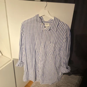 Linneskjorta  - Säljer den för att den är för lång för mig och har aldrig använt den så den är som ny