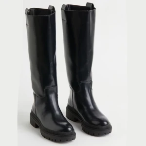 Stövlar/boots  - Säljer dessa fina boots då det tyvärr är lite små! Endast använda en gång (inomhus) så ser som nya ut😊 köpta i butik för 1299kr