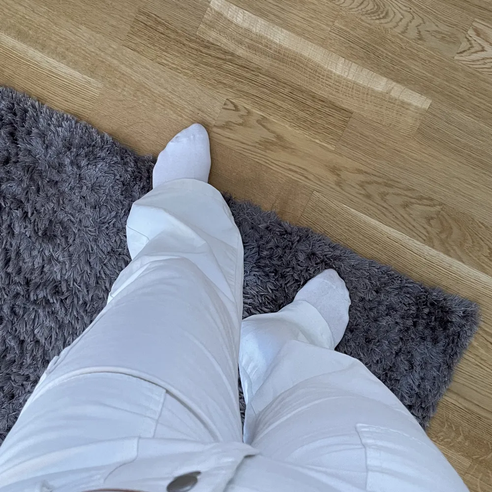 Säljer mina vita cargopants från Nelly i storlek 38. Har använts väldigt sällan och är i nyskick💕. Jeans & Byxor.