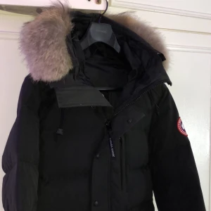 Canada goose jacka - storlek M  - Äkta canada goose jacka, kvitto medföljer! Köpt för 1,5 år sen, i ny skick. Jackan har inga skador eller defekter. Köptes för 12500kr, säljs för 8500, men pris går att diskutera. Ett väldigt bra pris för en i princip ny jacka  klar till nästa vinter!