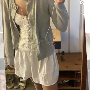 Student klänning  - Snygg klänning från asos med korsett modell så att man kan spänna åt så hårt/löst man vill. Man kan ha den till vardag som jag har, men även så snyggt till studenten, midsommar eller skolavslutning med en liten strykning🥰