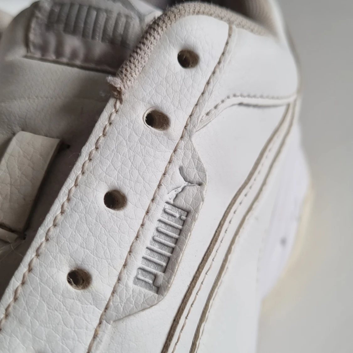 Vita sköna puma sneakers  - 90