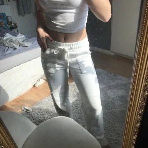 Byxor - Mjukisbyxor som är midwaist/lowwaist. Använda fåtal gånger då de är lite små på mig🤍 sköna att ha på sig och otroligt bekväma. 