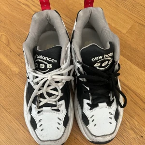 New Balance 608 - Säljer mina new balance 608 skor som använts varsamt i ett år. Har själv bytt skosnören och finns vita till båda. Ser använda ut men är inte slitna inuti och går att tvätta (kan tvätta själv om du vill se hur de blir)! Fraktpris kan ändras <3