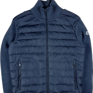 Moncler Cardigan - Moncler Cardigan Som Ny 9/10 Kontakta gärna mig vid  intresse/funderingar. Kika på vårt breda sortiment på insta ’crepstopse’