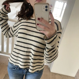 Stickad tröja zara - As najs tunn stickad tröja från zara! Säljer då den tyvärr inte kommer till lika mycket användning längre❤️