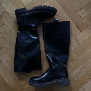 Svarta stövlar - Svarta stövlar i glansigt material! Har använt mycket ❤️de är lite större i skaftet så sitter mkt snyggt. Från h&m ca 2019