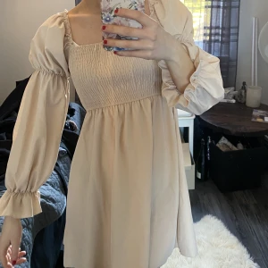 Klänning  - Superfin beige klänning 