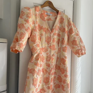 ADOORE KLÄNNING - Säljer min fina ADOORE klänning🌼mycket sparsamt använd! Kan gå ner i pris vid snabb affär💛liten i storleken i midjan. 