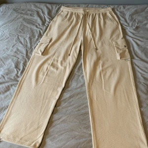 Drole de Monsieur Cargopants - Säljer ett par nästan nya cargopants från Drole de Monsieur. Nypris ca 2500. Passar perfekt till mig som är 188 cm.