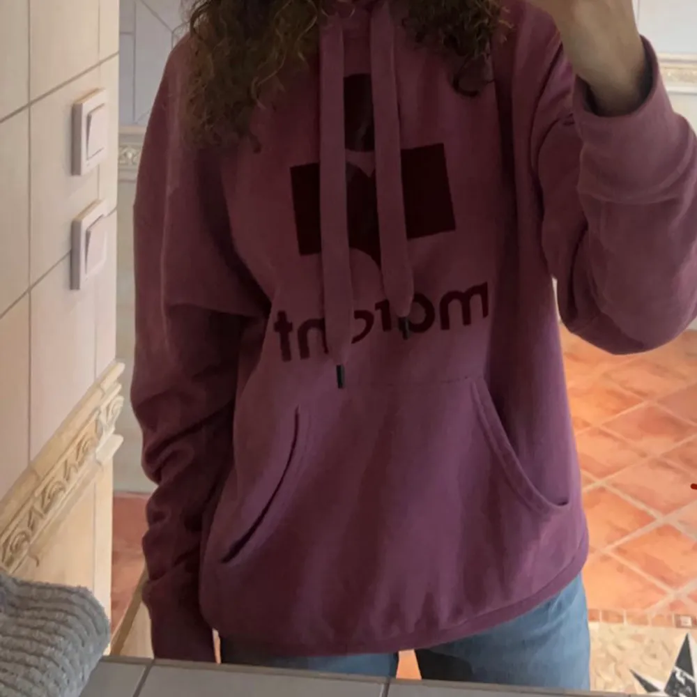 Sjukt fin hoodie från Isabel marant 💞 Köpte på Jackie för ett år sedan och sparsamt använd! Den är i stl 34 men väldigt stor i storleken! Nypris ligger runt 2800kr. Hoodies.