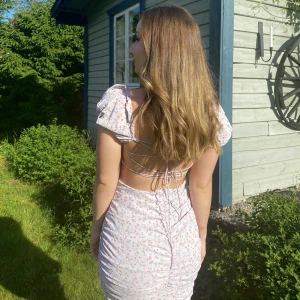 Klänning - Så fin klänning från Nelly som är helt slutsåld, använd 1 gång. Stl M. Säljer för 150kr. Köpt för 400kr, säljer för 150.