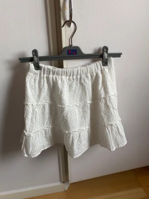 Vit sommarkjol  - Vit sommrig kjol från New Yorker! Storlek M men relativt liten så funkar även som S!