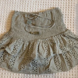 Grön kjol - LÅNADE BILDER!! Säljer min super söta gröna zara kjol!! Inga defekter och knappt använd!!💕💕 skriv om fler bilder!!💕🙏🏻