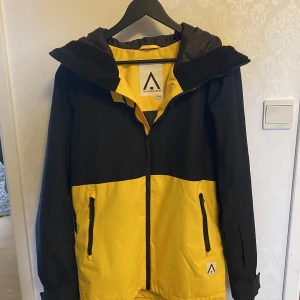 WearColour skidjacka - Säljer min sparsamt använda skidjacka, på grund av att den blivit för liten. Skick 9/10. Lite stor i storleken så passar som small.
