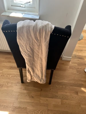 Linnebyxor  - Hej säljer ett par jättefina linnebyxor perfekta fram mot sommaren varit använda 2-3 gånger  Storlek L men som alla vet passar zaras byxor storleken mindre så sitter perfekt för M