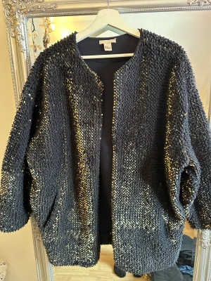 Glittrig paljettkofta h&m - Glittrig pljettkofta från H&M i storlek 40