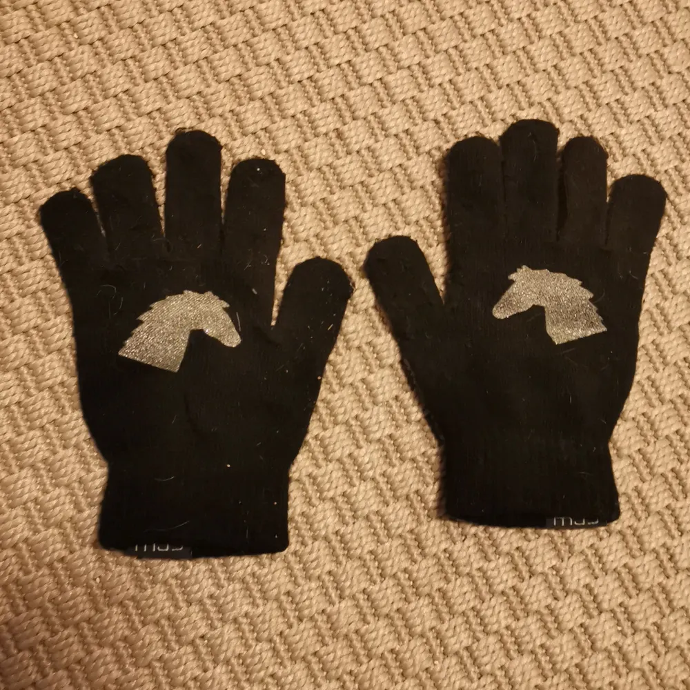 Det är ett par lite tunnare handskar och det är gummi så att man får bra grep sä att det inte hliger ut tyglarna! . Övrigt.