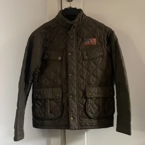  Militärgrön Barbour jacka  - Limiterad militärgrön barbour jacka, storlek barn 12-13år XL