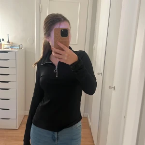 Snygg topp - Sjukt fin tröja/topp från H&M i storlek S. Passar perfekt till både fest och vardags 