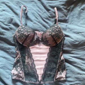 Korsett  - Skitsnygg korsett köpt på sellpy💜 Kan skicka fler bilder om det behövs!