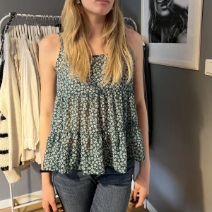 Grön blommig topp - Supersöt grön topp ifrån hm, passar perfekt till sommaren! 