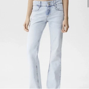 Ljusblå jeans pull and bear - Storlek 40 men passar 38, lågmidjande och utsvängda🙏